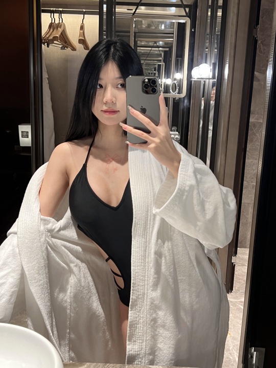 黑色泳装2.jpg 黑色泳装2.jpg