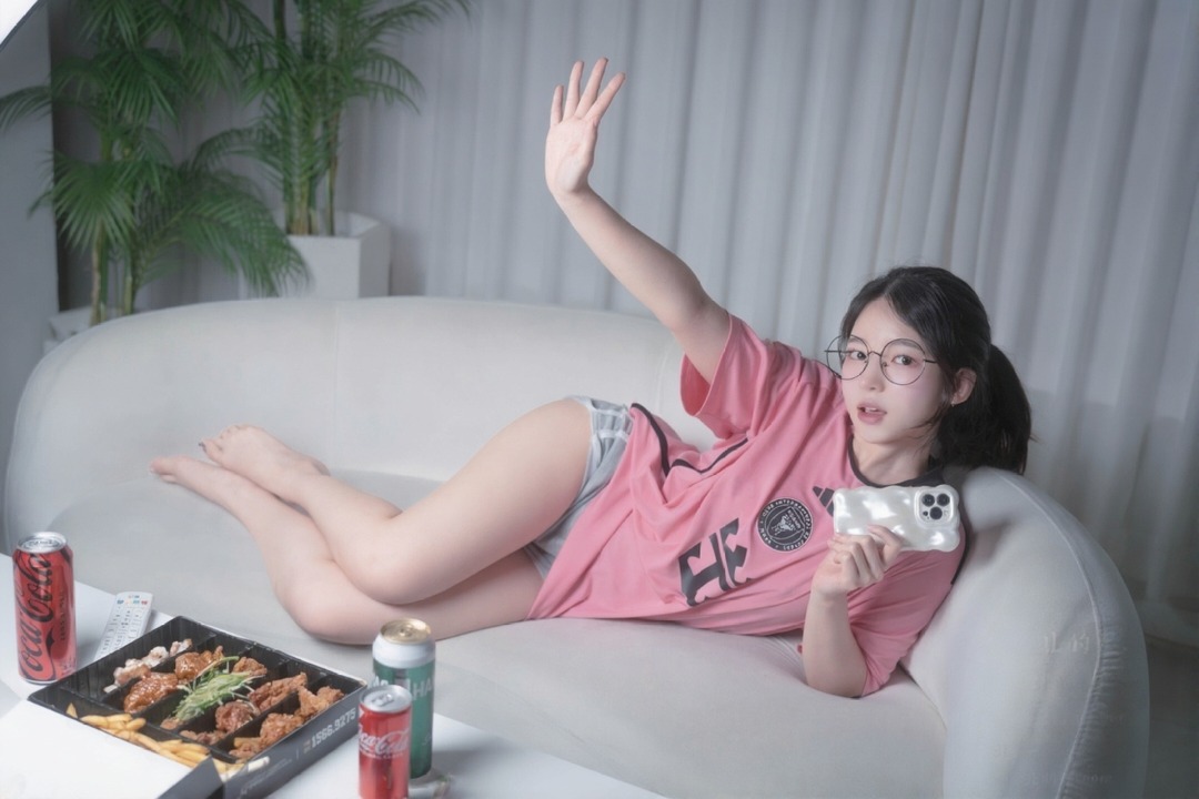 Yeha - Pure Media Vol.329 Watch football eats me (1)