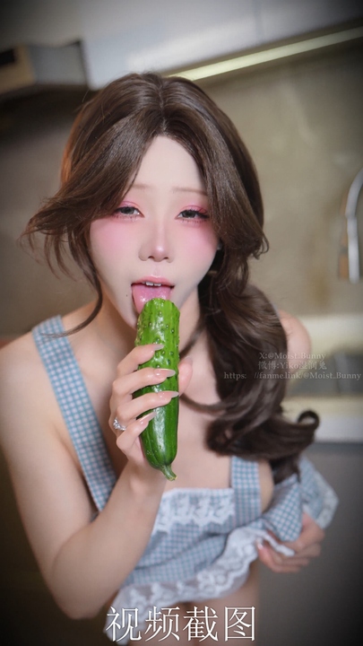 咬一口兔娘 · 继母の香｜143P+4V剧情大片 · 禁忌氛围下的成熟韵味-玩图志