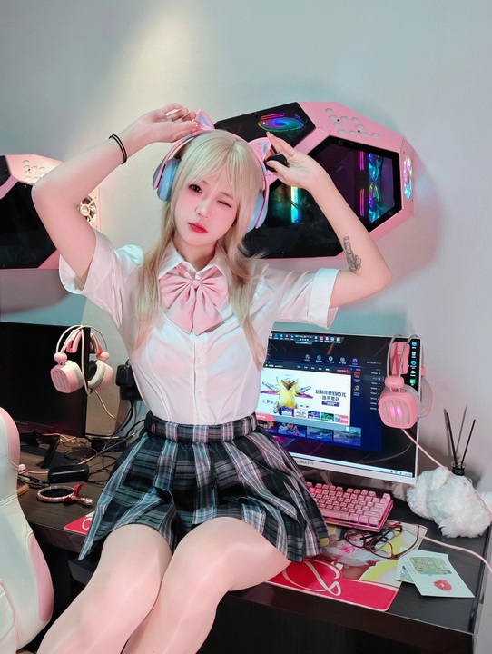 麻薯好吃 – 电竞女友主题写真：陪你开黑的灵动少女 85P-玩图志