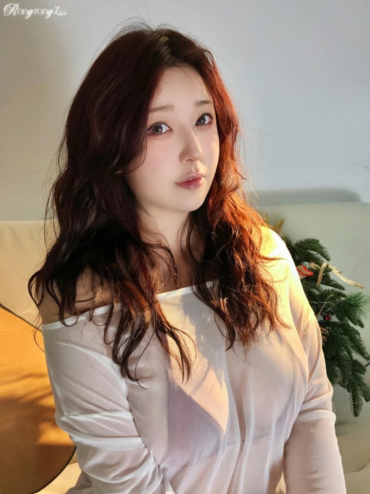 小容仔咕咕咕w 圣诞限定特辑 – 暖冬治愈系少女 35P-玩图志