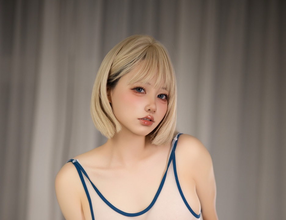 Nyako喵子 · 电子番竞泳 WHITE｜159P+1V · 明亮空间中的轻盈对照-玩图志