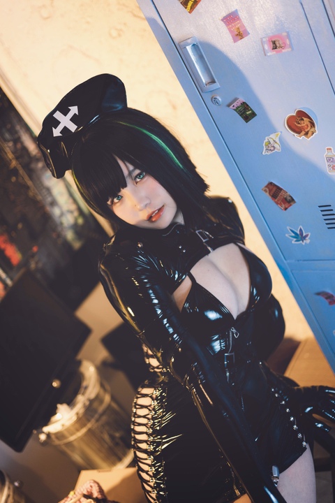 阿半今天很开心 · 黑暗护士｜98P+2V · 冷调氛围下的角色张力-玩图志