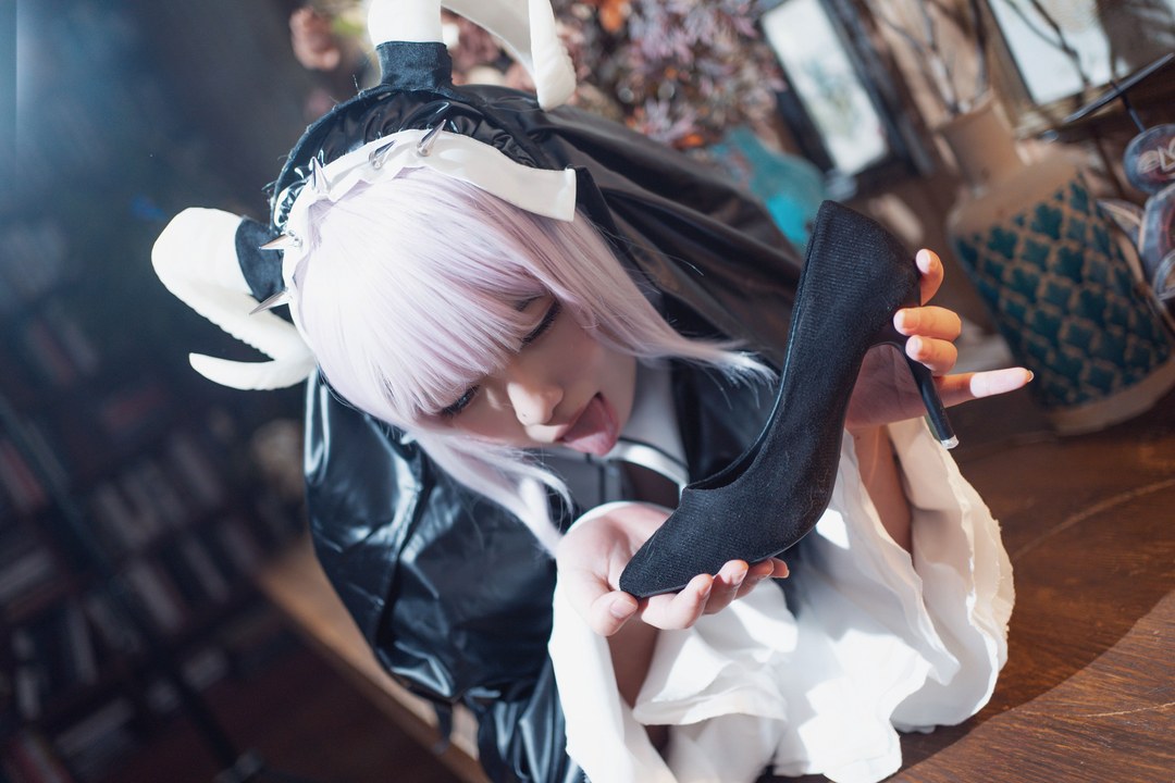 阿半今天很开心 · 开裆裤恶魔｜75P+2V · 暗色氛围中的克制张力-玩图志