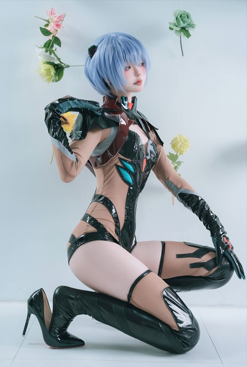 Irisuare 愛莉 · 凌波丽cos｜15P · 极简画面中的经典角色再确认-玩图志