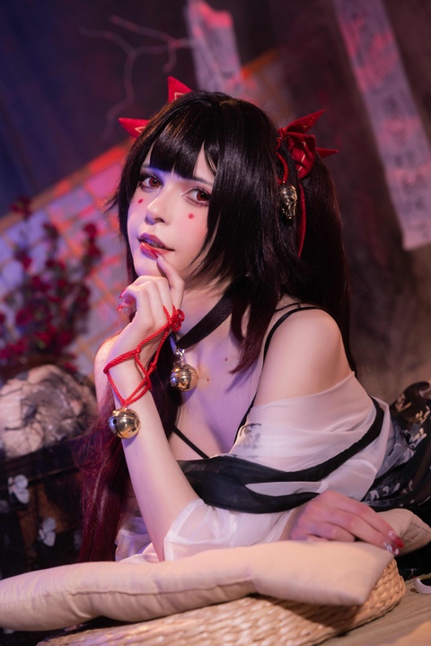 LENivayaAya_爱雅 · Night Sparkle写真｜夜色与光点交织的氛围构建-玩图志