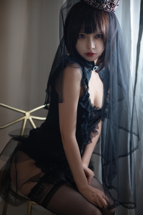 疯猫ss · 黑色婚纱写真｜40P · 暗色收束中的情绪压缩表达-玩图志
