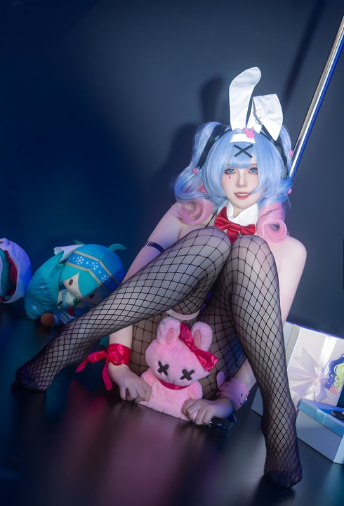 Natsuko夏夏子 · 初音兔子洞cos｜82P · 舞台化场景中的节奏表达-玩图志