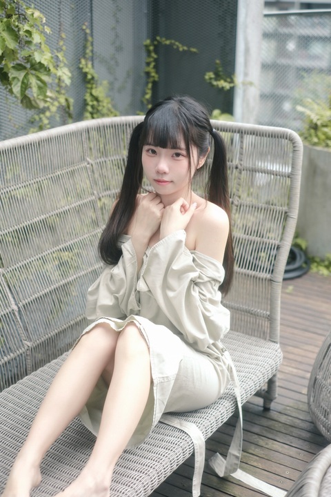 可可小白兔 · 在阳台做坏事的小兔兔｜68P-148MB · 晾衣绳下的夏日密语-玩图志