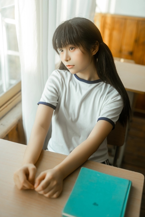 滕子京大王 · 午后教室｜34P+视频 · 这节课，她没在听-漫图社