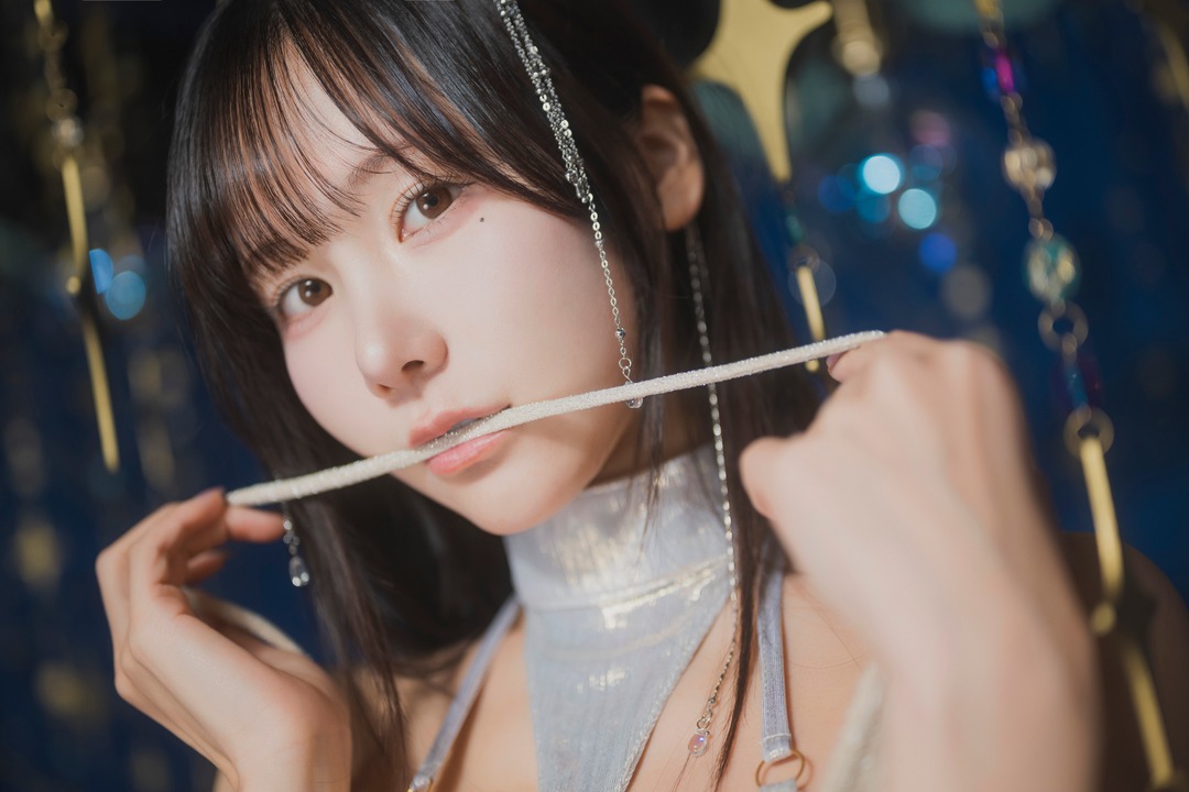けん研 · Crystal 2026生誕写真集｜202P · 水晶的切面，每一面都是她-漫图社