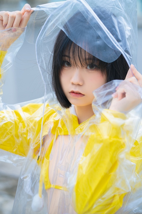 一只小栗奈 · 天台小雨衣｜169P+视频 · 雨衣是防水的，但防不住她想淋雨-漫图社