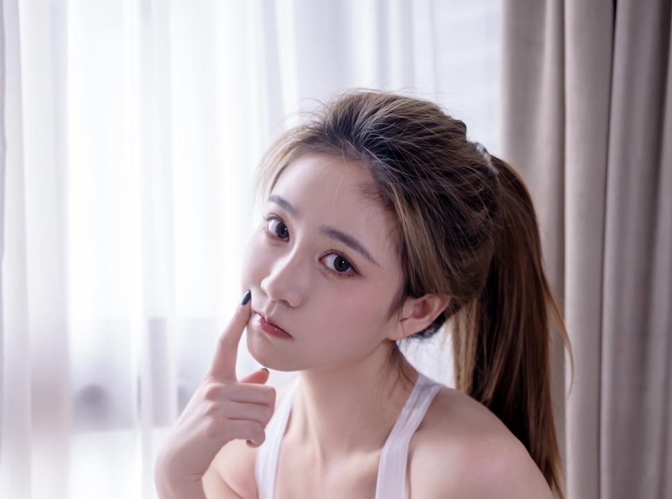 年年nnian – 飘窗｜81P · 872MB · 窗台午歇，光与城市都在她膝头停半格-玩图志