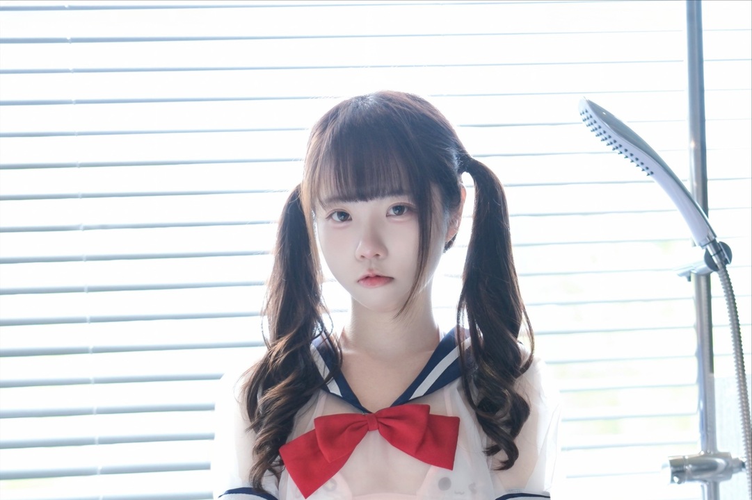 可可小白兔 - 透明学生服｜64P · 369MB · 半透白衬衫与百褶，她在教室末排把校服穿成水光-玩图志