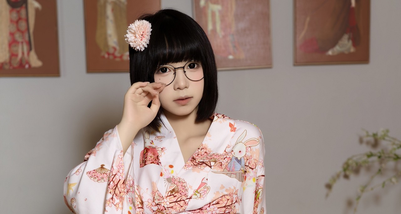 蘑菇头 - 会员花絮 粉白和服｜26P+1V · 粉樱白麻与解带，她在暗光里把花絮演成正片漏掉的呼吸-玩图志