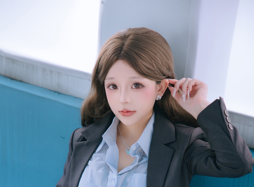 日奈娇 – 电车上班族｜222P + 20GIF + 4V 通勤衬衫与摇晃吊环，她在车厢光里把“上班族”演成早高峰里那寸不肯醒的困-玩图志
