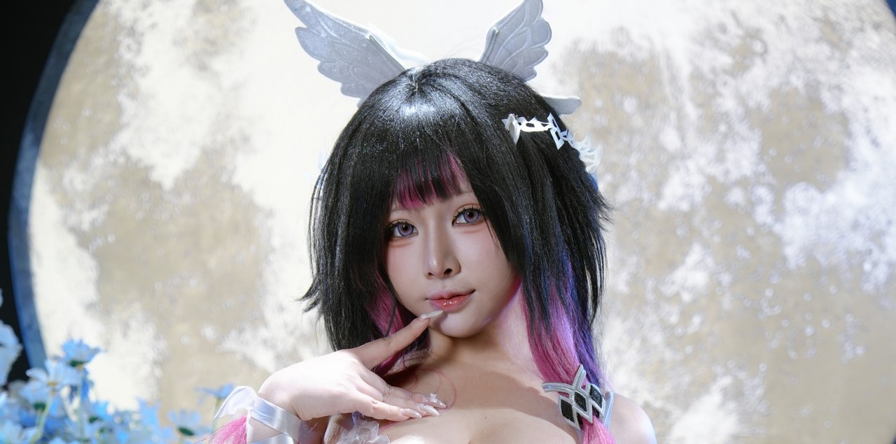 YanYan - 哥伦比亚｜86P+1V 粉紫挑染与白羽发饰，她在月银光里把“少女”演成银月之庭的盲鸽-玩图志