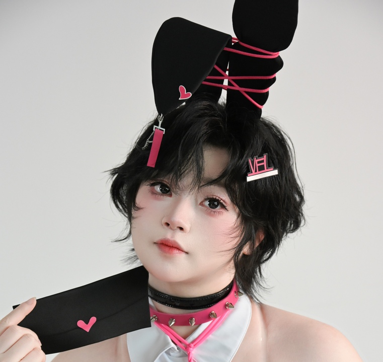 一只毛毛帽 - 粉色兔女郎｜89P 粉缎兔耳与束腰boning，她在的玫红幕布光里把