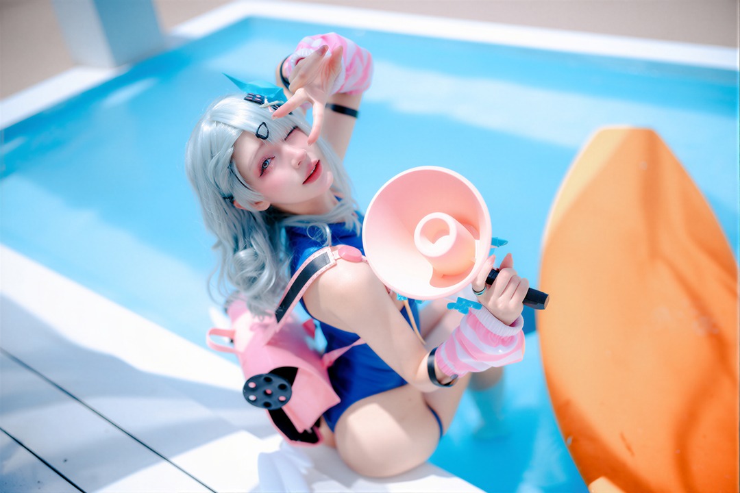 Luniie Swimming Lessons 89P 泳池灯卡在透明罩衫的那秒，她把白蓝比基尼穿成法厄同的夏日私语-玩图志
