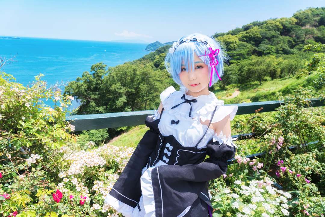 核桃Kurumi – 雷姆｜124P 烛光卡在白女仆帽檐的那秒，她把黑白围裙穿成罗兹瓦尔宅邸的鬼族私语-玩图志
