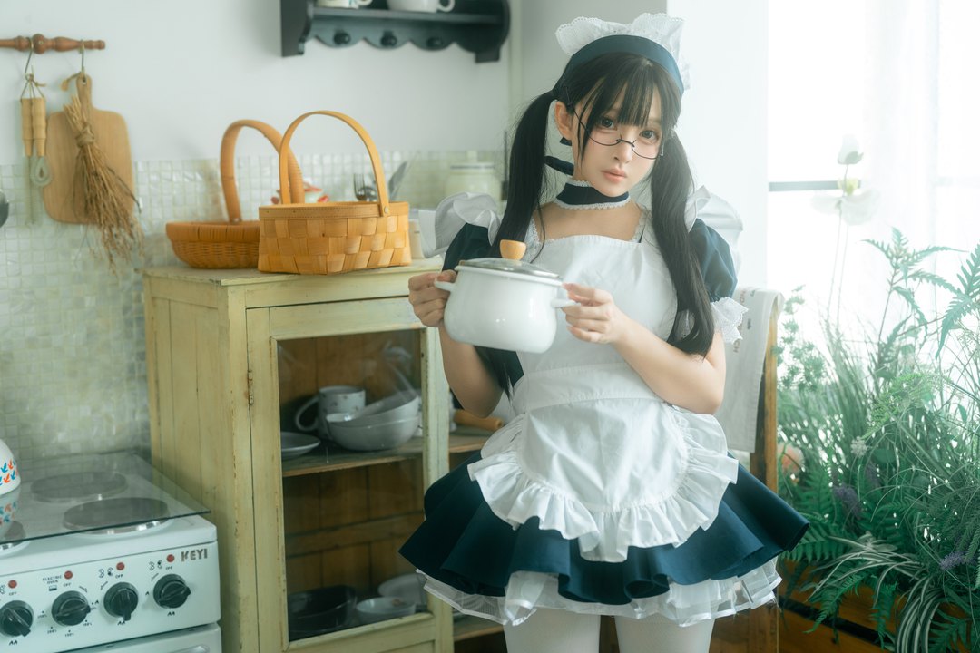 铁手叫兽 – 天使小女仆｜23P+1V 烟光卡在白翼裙撑的那秒，她把男友视角穿成糖水片的私语-玩图志
