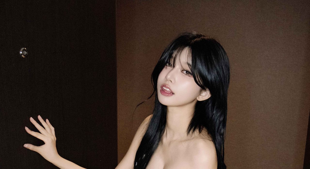 Choi Somi Hidden edition Birthday Party｜105P 烛光卡在皇冠发箍的那秒，她把香槟缎面穿成首尔生诞场的私语-玩图志
