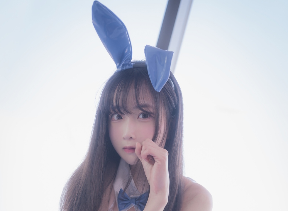 Hina Bunny Girl｜67P  单灯咬住黑漆皮束腰的那秒，她把鱼网袜穿成夜店兔子的私语-玩图志