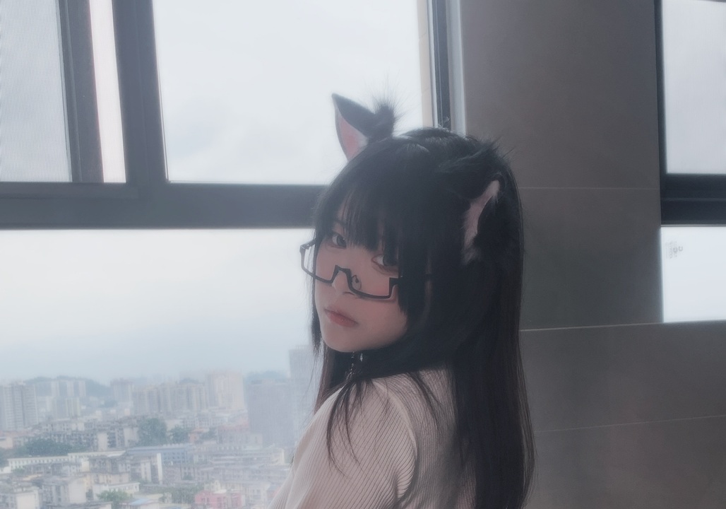 渡久山 – 猫咪指南｜50P 窗光卡在猫耳发箍绒面那秒，她把奶白针织穿成指南里的第一页私语-玩图志