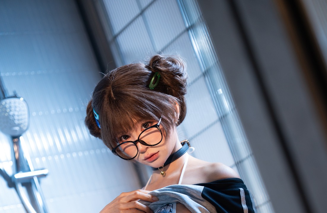 蠢沫沫 - 电竞少女｜37P 屏幕蓝光卡在连帽卫衣抽绳的那秒，她把短裤穿成深夜排位的邻家私语-玩图志