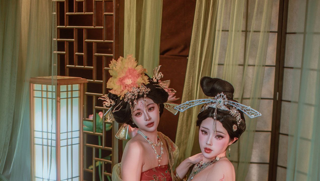 Tamaki 桥本环爱 × titi 并蒂蓮｜120P · 荷塘侧光卡在红白双纱裙摆那秒，她俩把一茎双蕊穿成同根同心的私语-玩图志