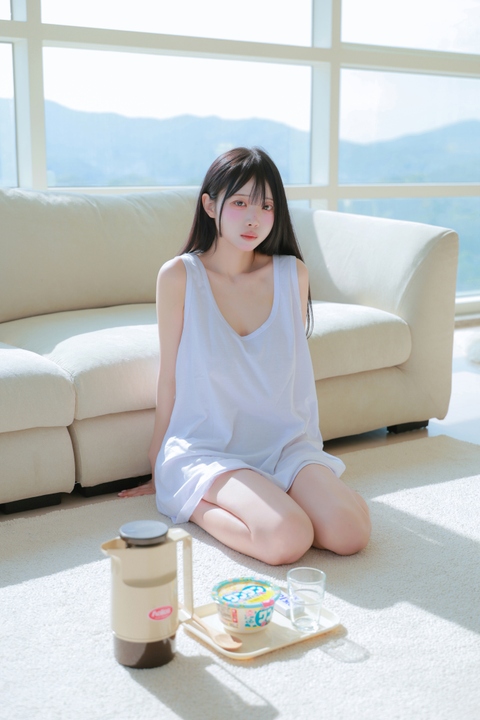 MomoRina x YOPPI – 潤む少女｜80P+1V  灰调窗光卡在湿发贴在锁骨那秒，她俩把白背心穿成潮湿沉默的双人私语-玩图志