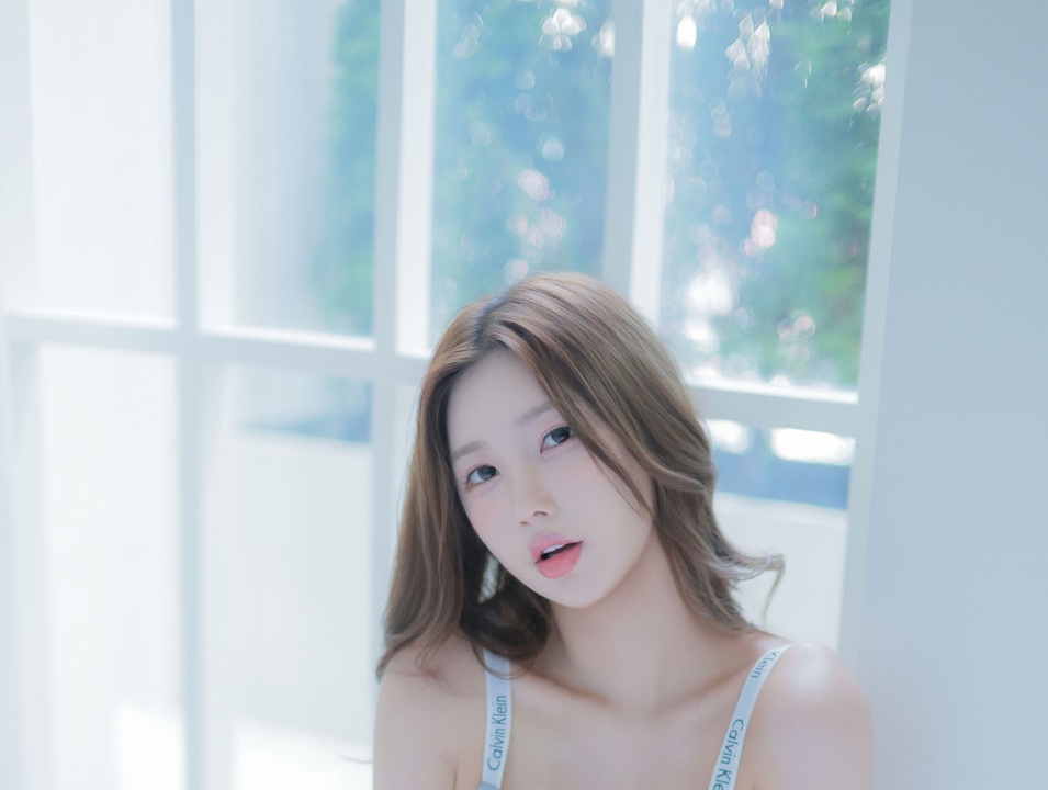 Rlwndud – Public Swimming Pool ｜122P+7V 日光卡在连体泳衣腰线那秒，她把池水穿成夏日的公开私语-玩图志