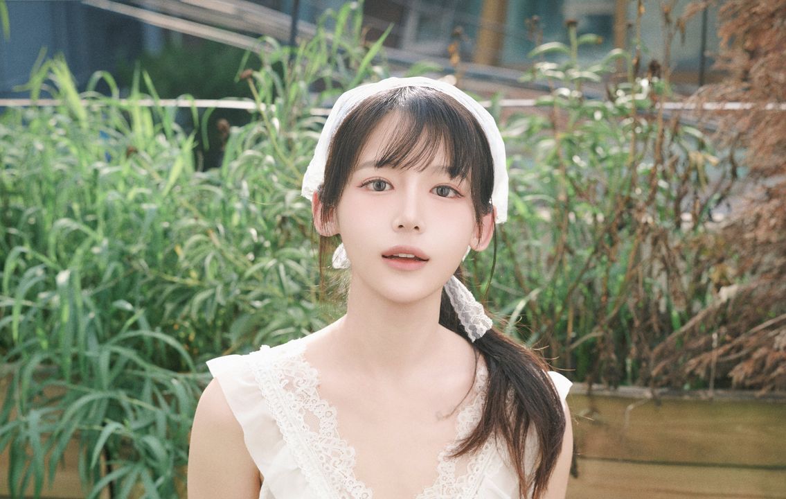 Yeha - Maxim Strawberry Girl｜120P+1V 棚光卡在草莓红唇釉那秒，她把白衬衫穿成果汁欲滴的甜野私语-玩图志