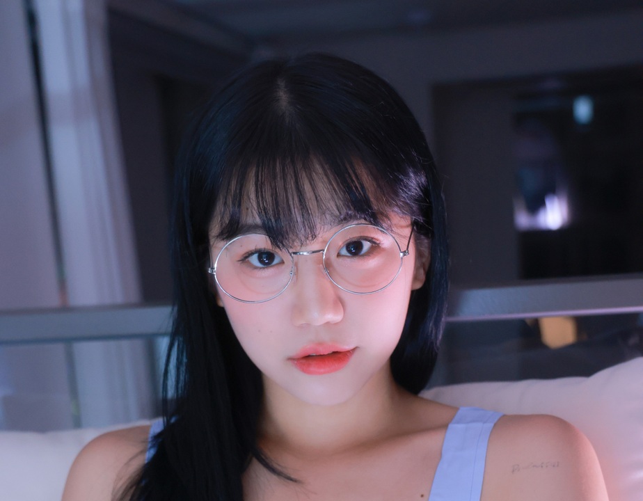 Yui – Everyday life｜194P  窗光卡在燕麦针织袖口那秒，她把咖啡杯穿成日常本身的私语-玩图志