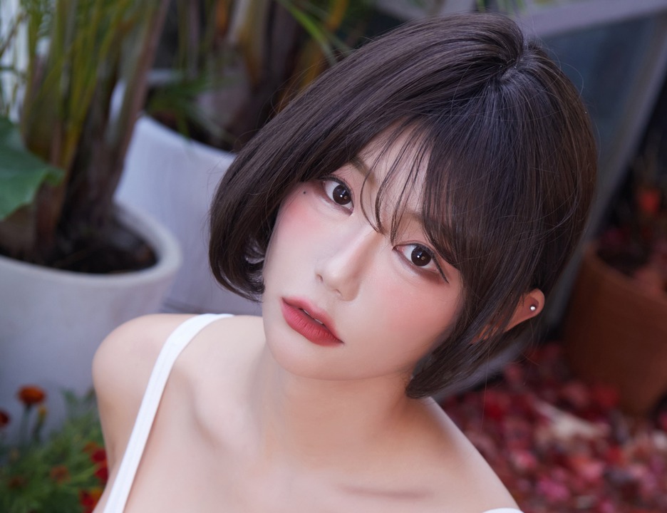 Berry HONGDAN Vol.3 Beat Berry｜43P+5V 霓虹棚光卡在节拍器耳返那秒，她把鼓点穿成홍단的私语-玩图志