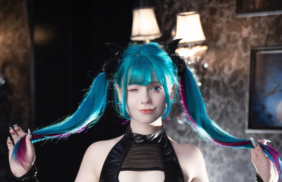 Saya Scarlet - Little succubus｜42P 暗红棚光卡在桃心尾尖那秒，她把蝠翼穿成Saya的私语-玩图志