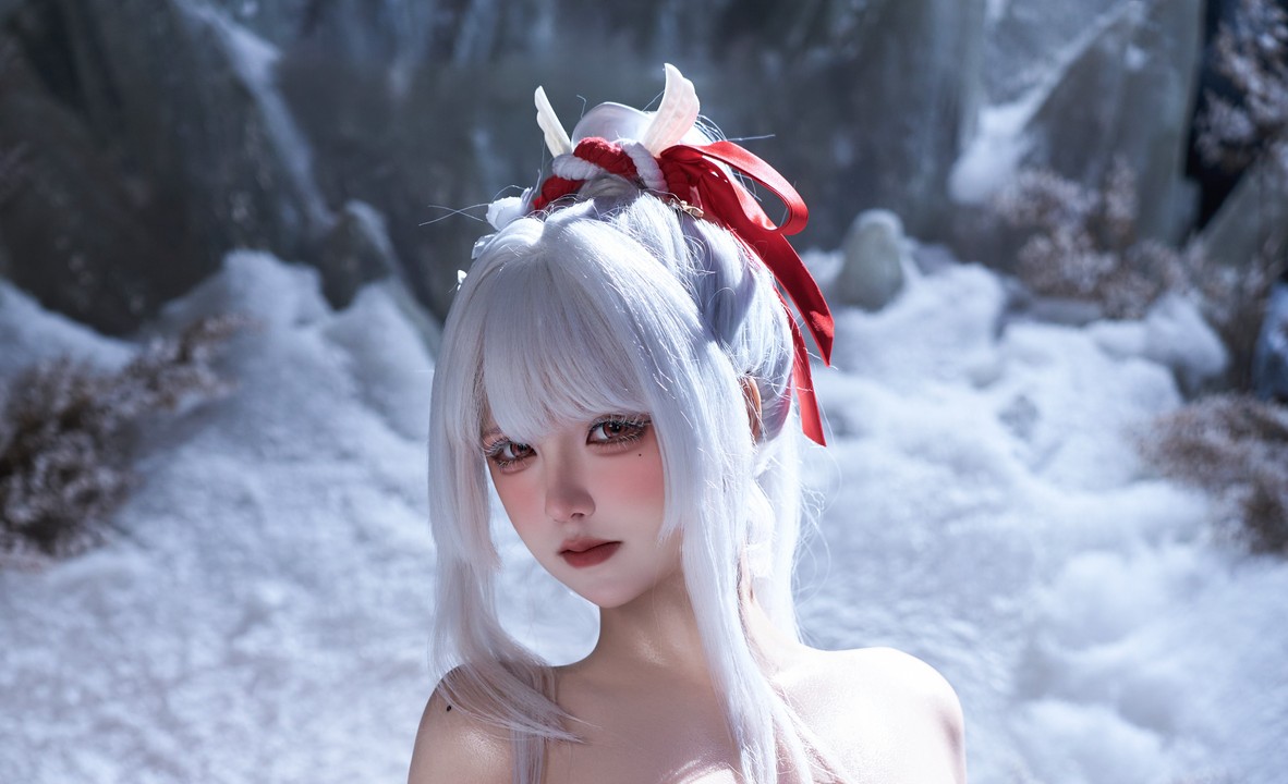阿薰kaOri - 绯雪｜190P+20V实雪棚光卡在绯红巫女裙白纹饰那秒，她把旧铃绳穿成阿薰的私语-玩图志