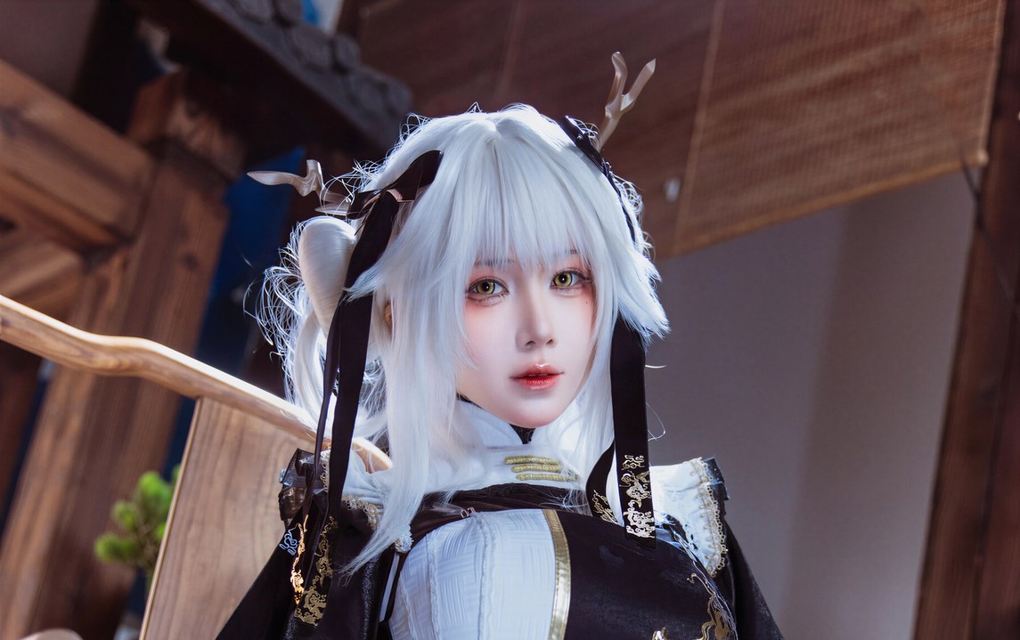 修修猫 胜利女神 布兰儿｜29P 白兔耳绒光卡在白色胸襟蝴蝶结那秒，她把「白兔」穿成修修猫的私语-玩图志