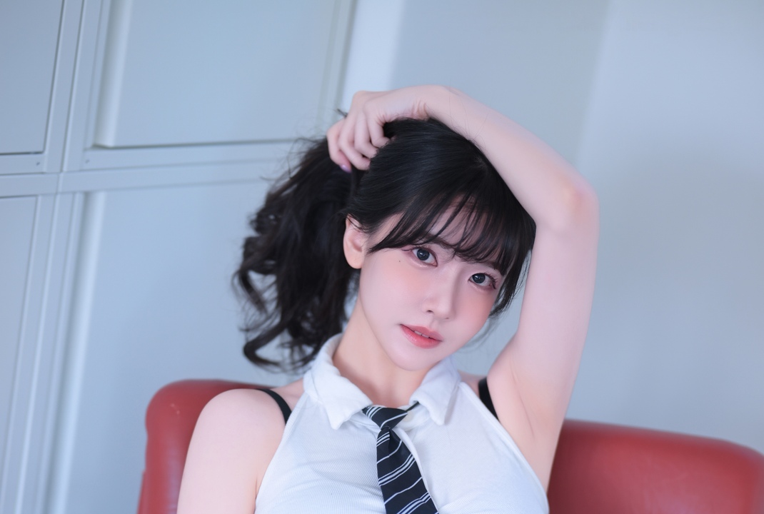 Lee Ahrin Eat And Sleep｜178P 厨房暖光卡在燕麦卫衣袖口那秒，她把「吃与睡」穿成 Ahrin 的私语-玩图志