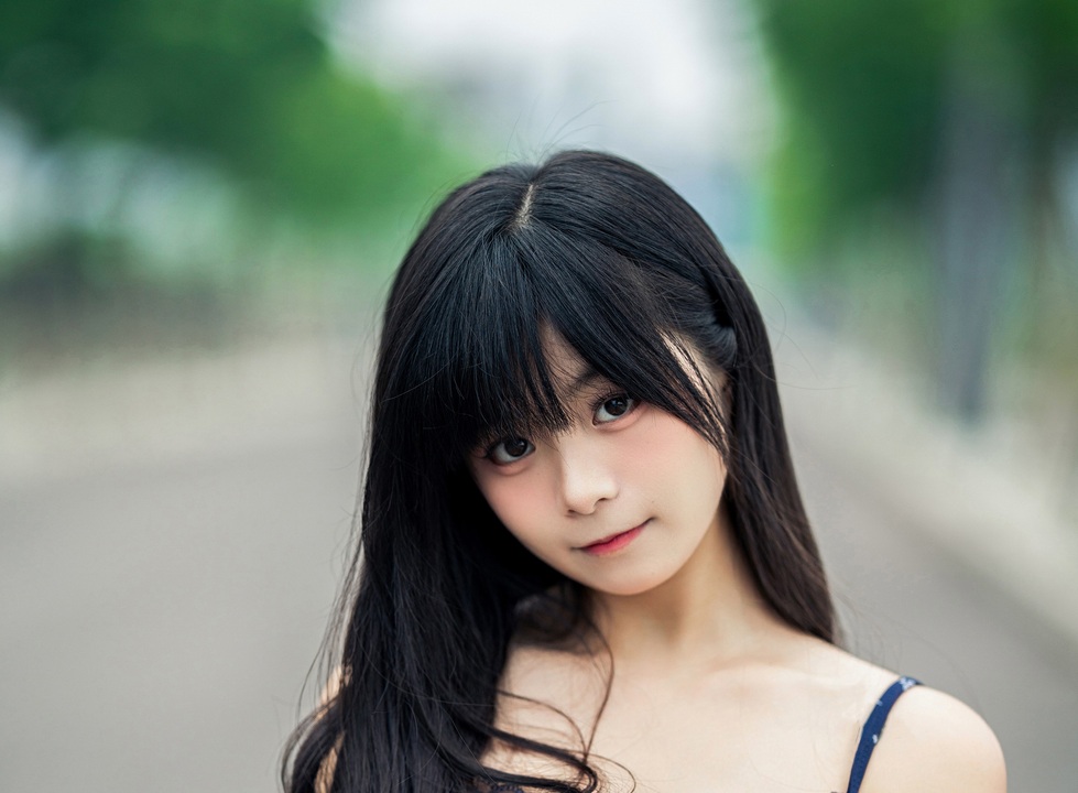 小羊不吃草 – 路边荒野｜140P 夕照卡在杂草穗尖，她把「荒野」穿成小羊的私语-玩图志