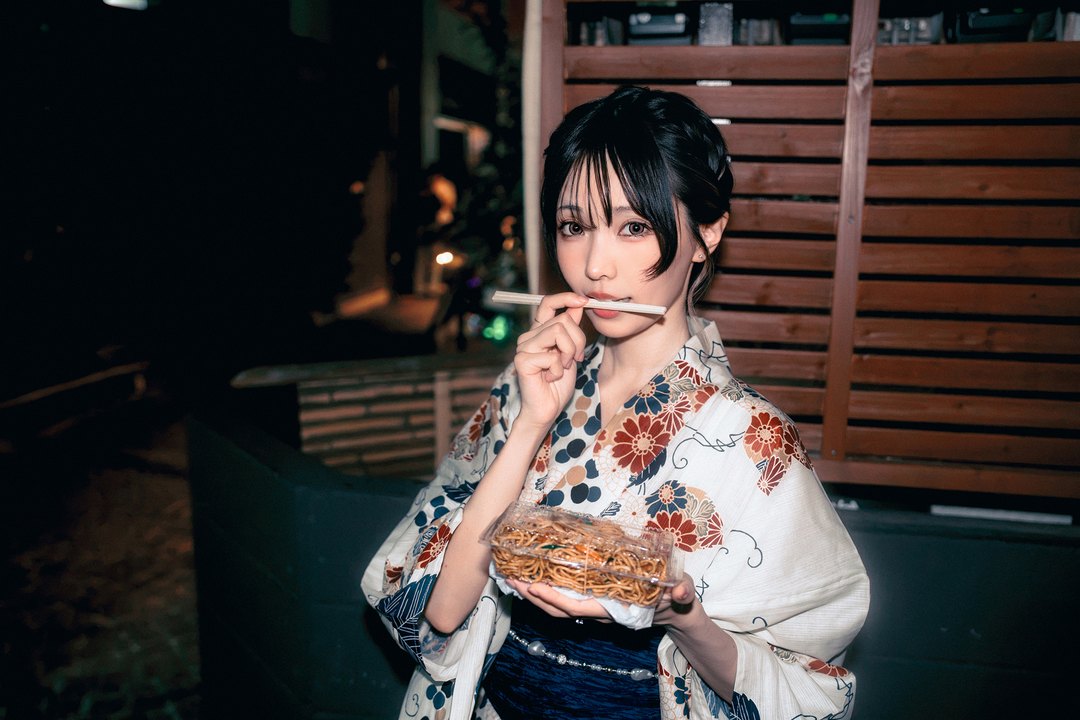 ElyEE子 - August 2026 A-Matsuri Treats 祭典小吃｜50P+4V 纸灯笼光卡在章鱼烧竹签，她把「祭典」吃成 ElyEE子 的私语-玩图志