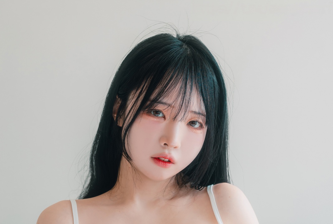 Momorina – Fate of Red Tie｜95P+1V 暗红窗光卡在红领带结，她把「命定」穿成 Momorina 的私语-玩图志