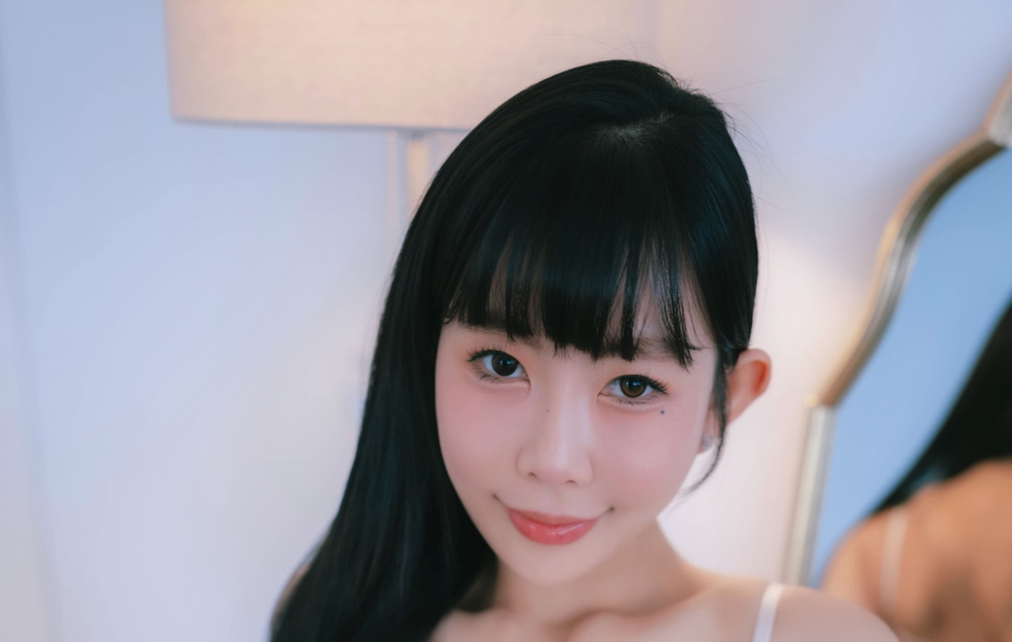 Hayeon X-Level Black & White｜65P+3V 棚拍灰背卡在黑白撞色领口，她把「反差」穿成 Hayeon 的私语-玩图志