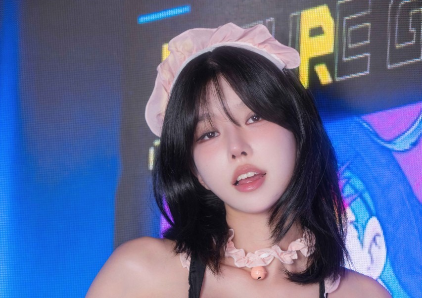 Choi Somi - Herovia Foker｜95P 柔光漫射卡在戏服暗纹，她把「Foker」穿成 Somi 的私语-玩图志