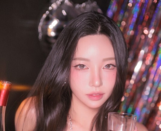 Donggeuran Party ｜270P+5V 香槟碎光、亮片锁骨与“今晚不回消息只回笑容”的派对少女写真-玩图志